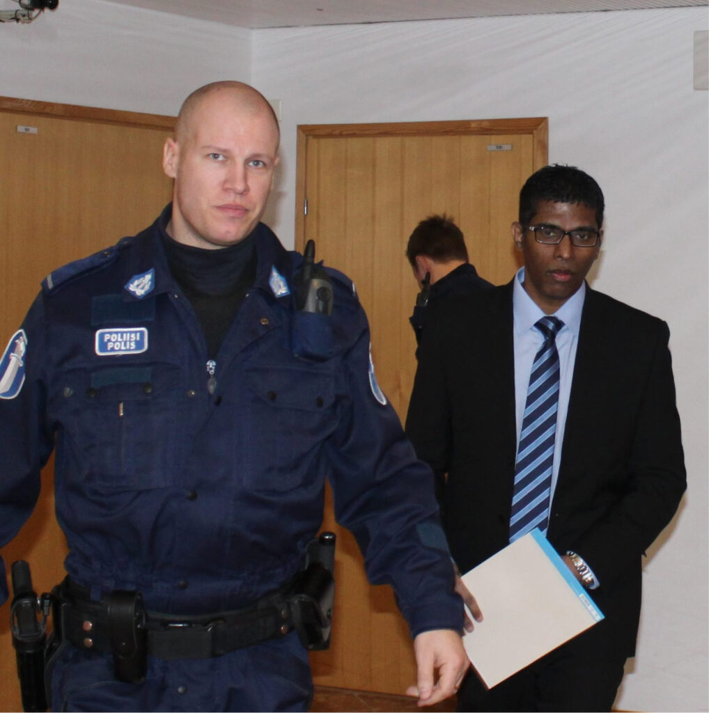 Poliisi saattaa singaporelaista vedonlyöntirikollista Wilson Raj Perumalia oikeuteen RoPS:n sopupelivyyhteen käsittelyssä Suomessa.
