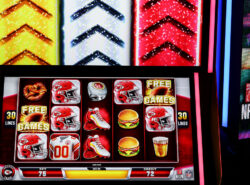 Amerikkalainen kasinopeli missä pelisymbolit ovat esimerkiksi hampurilainen, NFL kypärä ja olut.