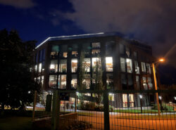 Yolo Group kampuksen rakennus kuvattuna yöaikaan Tallinnan Kalamajassa.