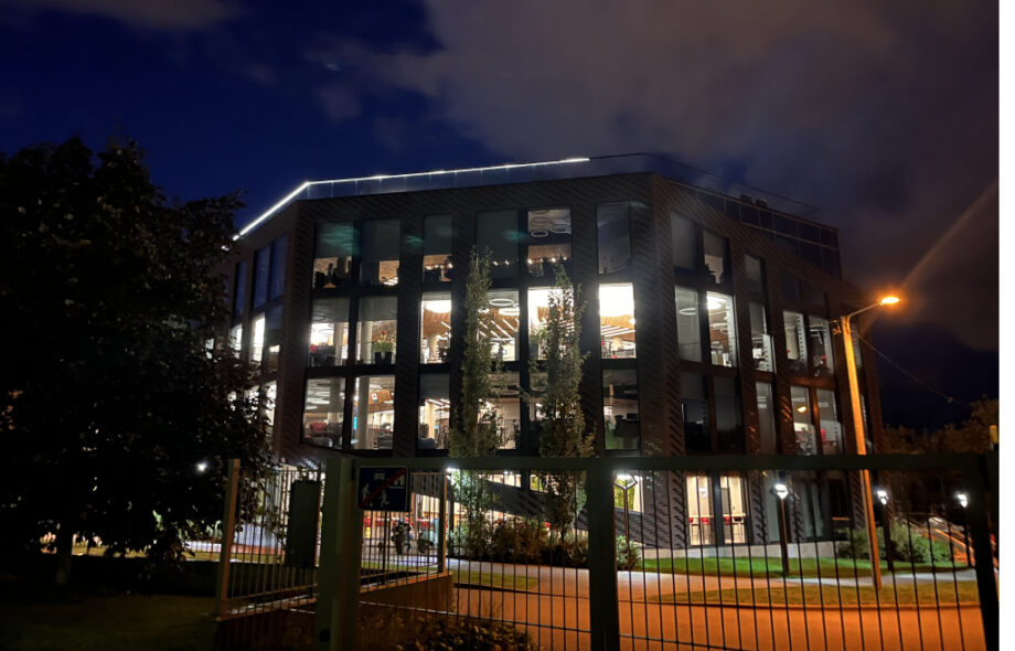 Yolo Group kampuksen rakennus kuvattuna yöaikaan Tallinnan Kalamajassa.