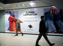 Helsingin yliopiston yhteishakumainos Helsingin yliopiston metroasemalla 9. maaliskuuta 2026.