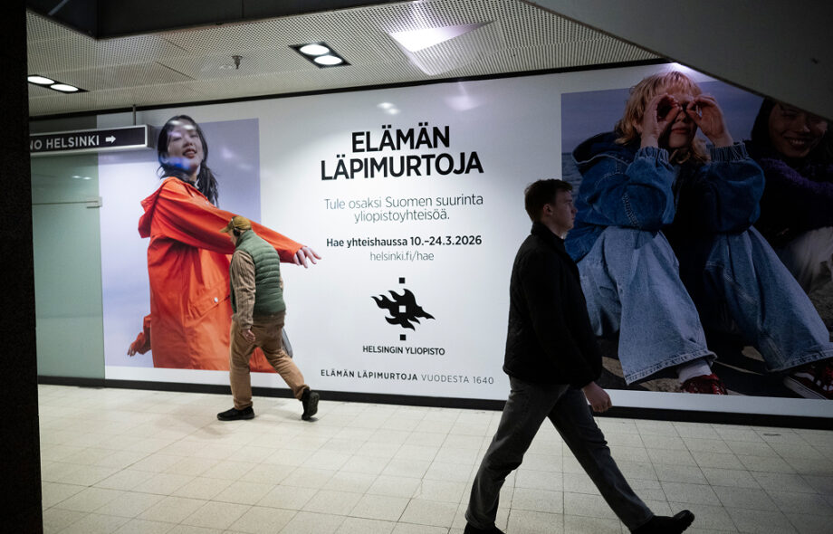 Helsingin yliopiston yhteishakumainos Helsingin yliopiston metroasemalla 9. maaliskuuta 2026.
