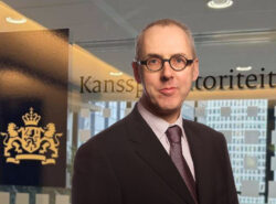 KSA johtaja Michel Groothuizen muokattu KSA toimiston eteen.