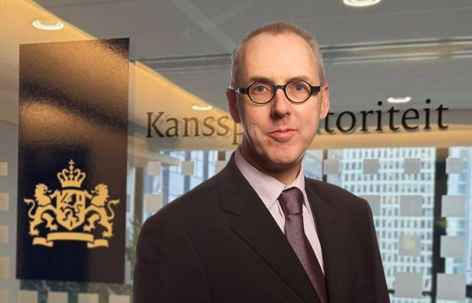 KSA johtaja Michel Groothuizen muokattu KSA toimiston eteen.