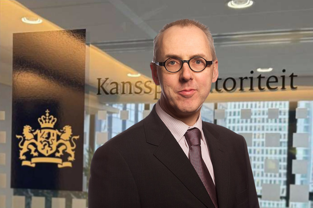KSA johtaja Michel Groothuizen muokattu KSA toimiston eteen.