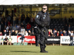 Poliisi seuraa kentällä kun HJK:n pelaajat iloitsevat voitettuaan FC Hongan 0-1 jalkapallon Veikkausliigan ottelussa FC Honka - HJK Espoossa 24. elokuuta 2019.