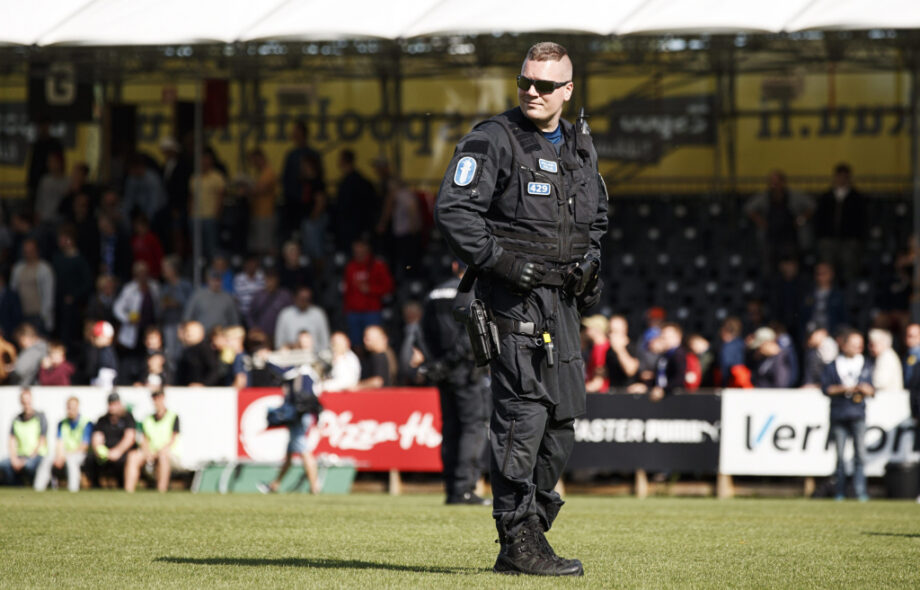 Poliisi seuraa kentällä kun HJK:n pelaajat iloitsevat voitettuaan FC Hongan 0-1 jalkapallon Veikkausliigan ottelussa FC Honka - HJK Espoossa 24. elokuuta 2019.