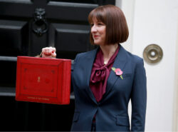 Yhdistyneen kuningaskunnan valtiovarainministeri Rachel Reeves poseeraa Downing Street 11:n edessä ennen budjettiesityksensä esittämistä parlamentille Lontoossa, Englannissa