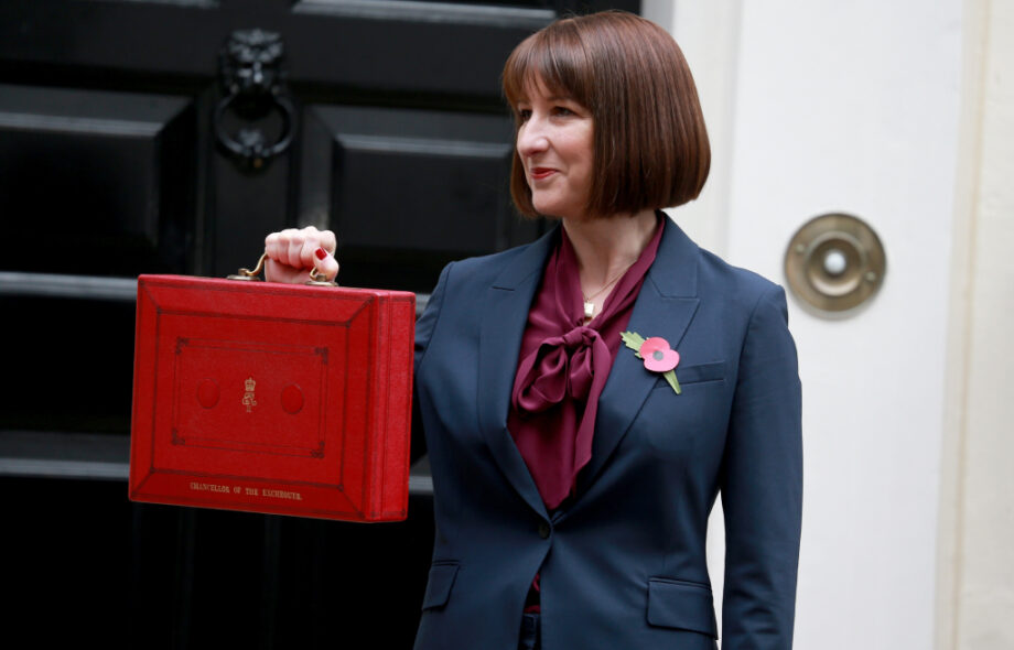 Yhdistyneen kuningaskunnan valtiovarainministeri Rachel Reeves poseeraa Downing Street 11:n edessä ennen budjettiesityksensä esittämistä parlamentille Lontoossa, Englannissa