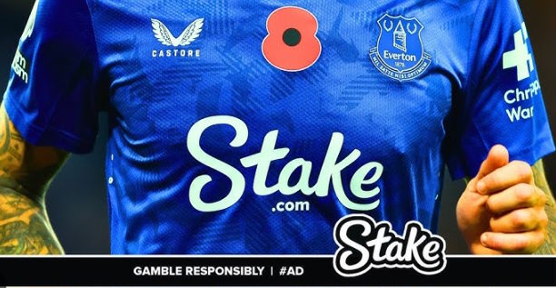 Stake logo kuvattuna Evertonin pelipaidassa.