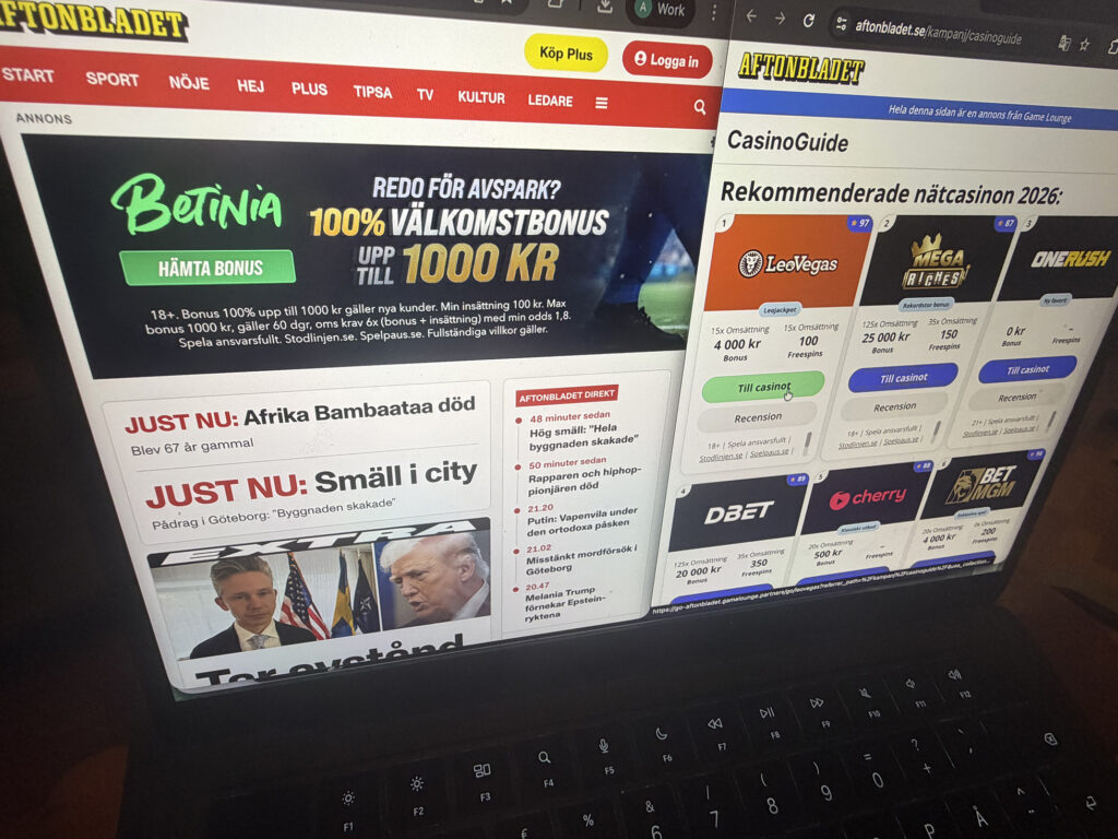 Aftonbladetin verkkosivu kannettavan näytöllä, jossa näkyy rahapelimainosbanneri sekä erillinen Game Lounge -yrityksen Aftonbladetille tuottama sivu, jossa on affiliatepohjainen kasinovertailu ja listaus eri nettikasinoista.