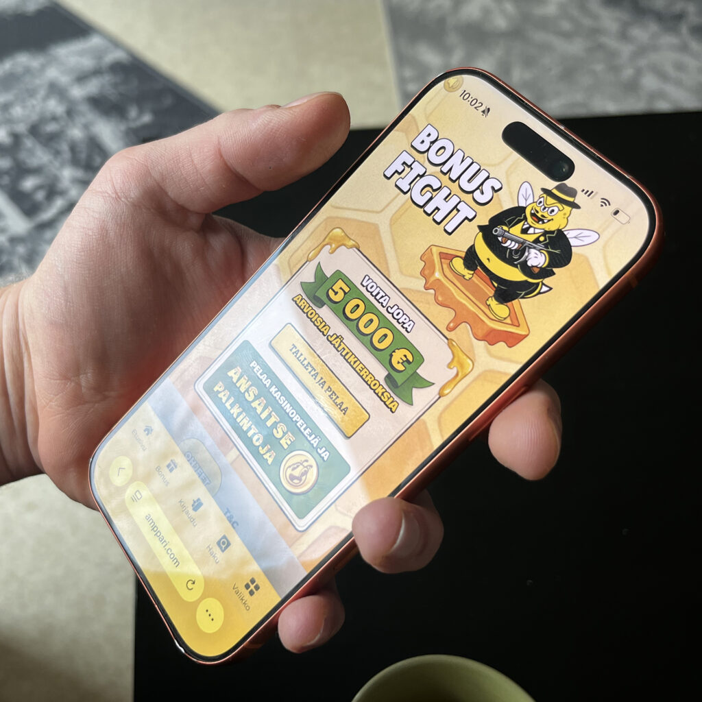 Puhelimessa auki Amppari nettikasino bonuspeli.