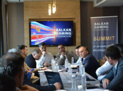 Liikemiehiä kokoushuoneessa. Taustalla Balkan Gaming Federation logo.