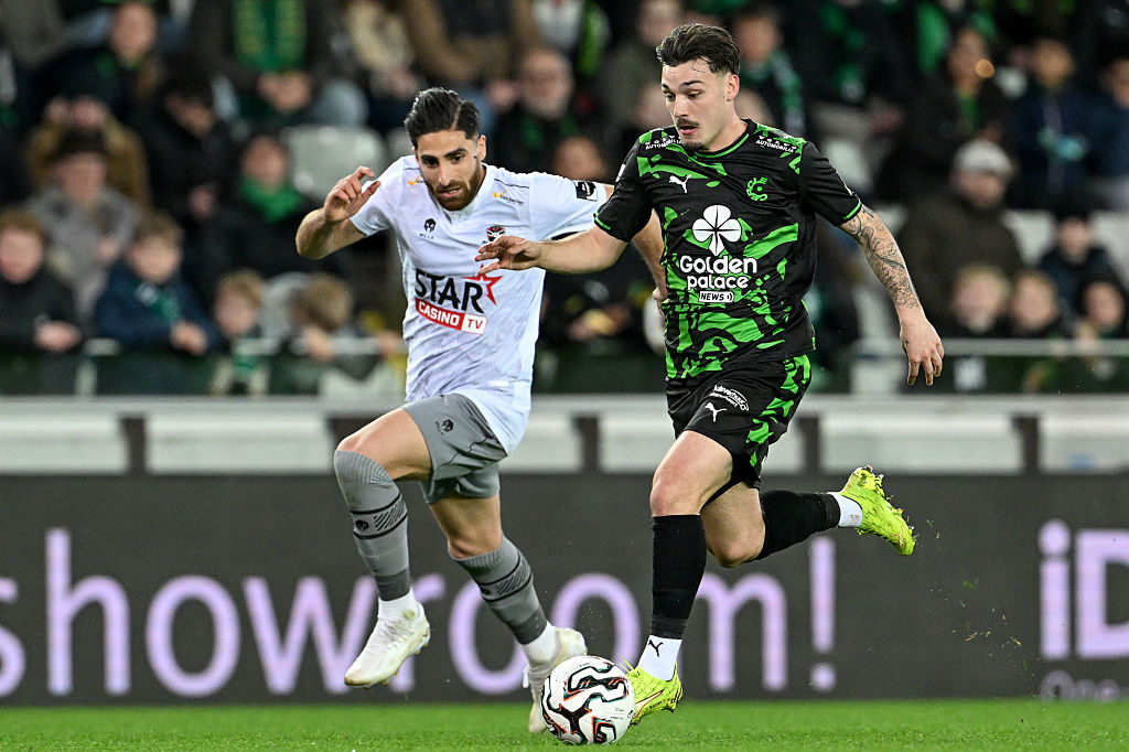 Cercle Bruggen Gary Magnee kuljettaa palloa Jupiler Pro League -ottelussa Bruggen Jan Breydel -stadionilla 1.3.2026, Denderin Alireza Jahanbakhsh puolustaa taustalla