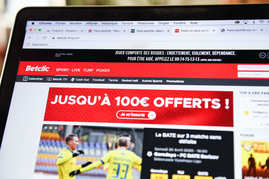 Betclicin vedonlyöntisivu Ranskassa kannettavan tietokoneen näytöllä. Sivulla näkyy 100 euron bonustarjous, urheiluvedonlyöntiä sekä vastuullisuusvaroitus.