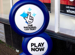 Kansallisen Loton kyltti Britanniassa.