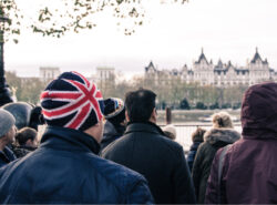 Brittiläisiä ihmisiä joukossa.