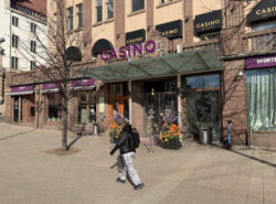 Helsingin Casino kuvattuna kadulta huhtikuussa 2026.