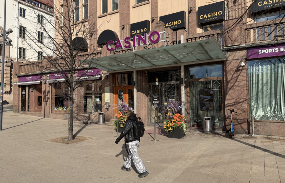 Helsingin Casino kuvattuna kadulta huhtikuussa 2026.
