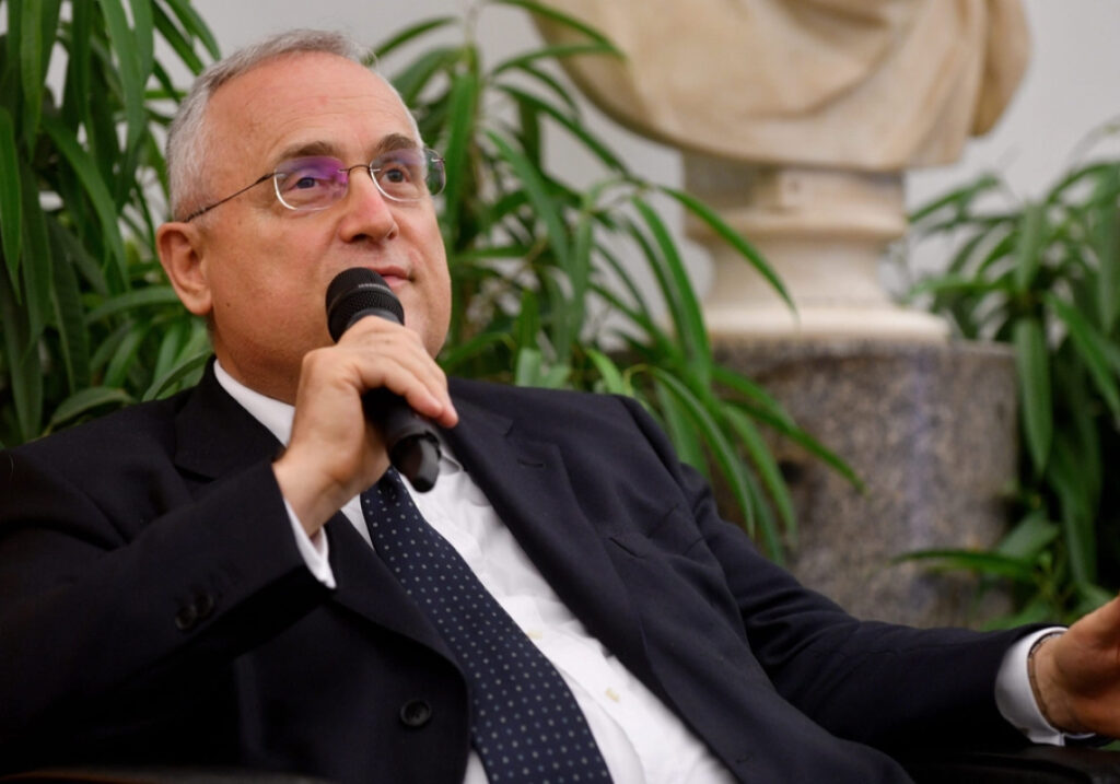 Claudio Lotito mikrophoni kädessään.