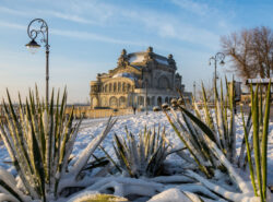 Pramea kasinorakennus Mustanmeren rannalla talvisessa ympäristössä.