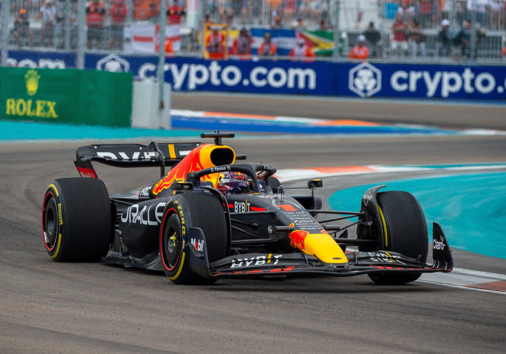 Max Verstappen ajaa Red Bullin Formula 1 -autoa Miamin GP:ssä 2022, taustalla Crypto.com-mainoksia radan varrella.