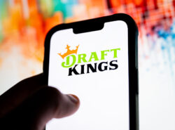 Puhelimen ruudulla Draft Kings logo.