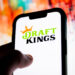 Puhelimen ruudulla Draft Kings logo.