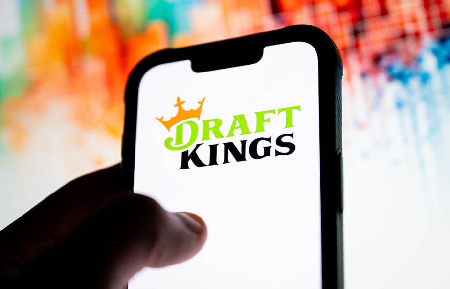 Puhelimen ruudulla Draft Kings logo.