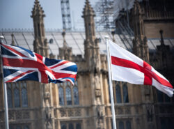 Englannin ja Britannian liput liehuvat salossa Lontoossa.