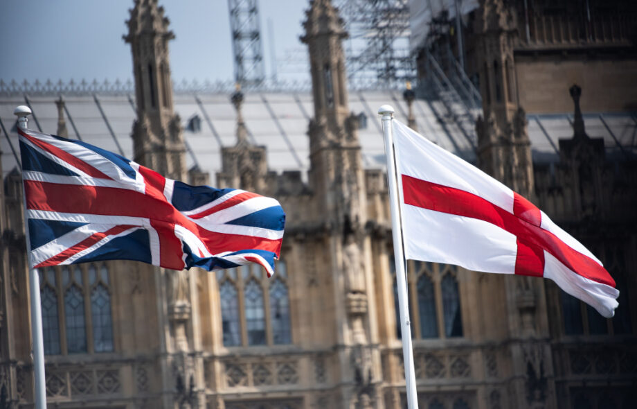Englannin ja Britannian liput liehuvat salossa Lontoossa.