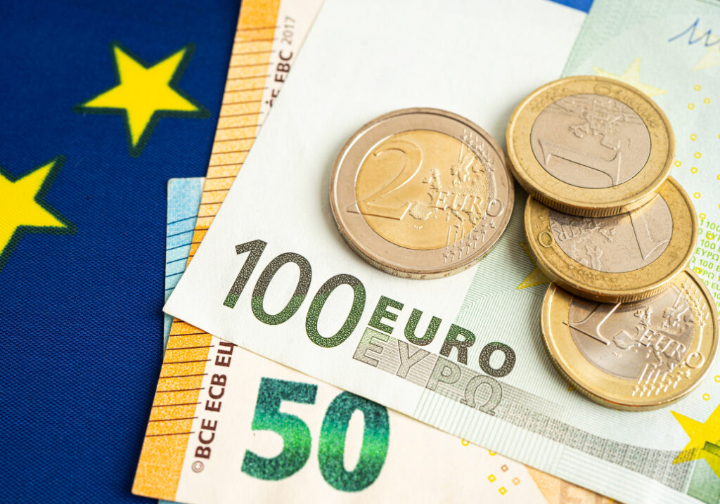 Euroja EU lipun päällä.
