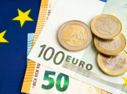 Euroja EU lipun päällä.