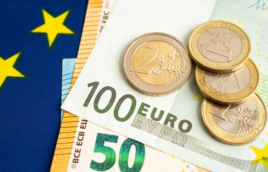 Euroja EU lipun päällä.