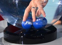 Yksi FIFA:n arvontapalloista arvotaan.