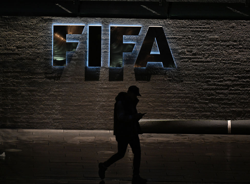 FIFA:n logo näkyy järjestön päämajassa FIFA:n jalkapallon MM-kisojen 2026 karsintalohkojen arvonnan jälkeen Zürichissä, Sveitsissä, 20. marraskuuta 2025.