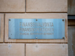 Finanssivalvonta-kyltti rakennuksen seinässä.