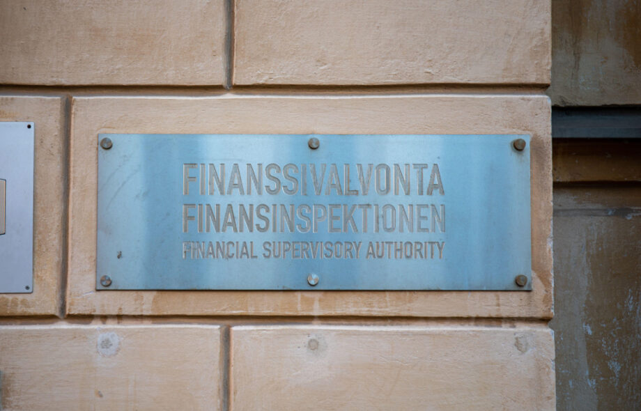 Finanssivalvonta-kyltti rakennuksen seinässä.