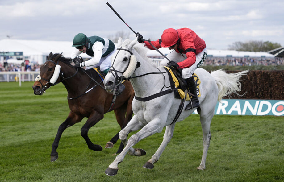 Harry Skeltonin (oikealla) ratsastama Grey Dawning matkalla voittoon JCB Melling Chase -kilpailussa Randox Grand National Festivalin Ladies Day -päivänä vuonna 2026 Aintreen raviradalla.
