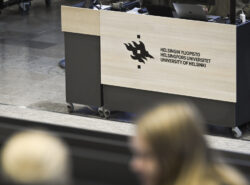 Opiskelijoita Helsingin Yliopistossa.
