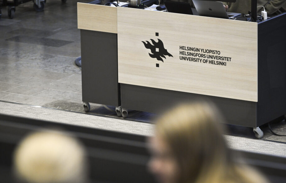 Opiskelijoita Helsingin Yliopistossa.
