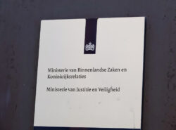 Alankomaiden sisä- ja kuningaskuntasuhteiden sekä oikeus- ja turvallisuusministeriöiden nimet virallisessa kyltissä Haagissa.