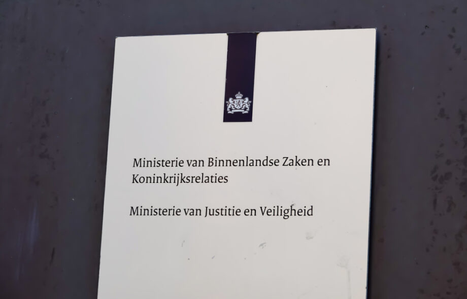 Alankomaiden sisä- ja kuningaskuntasuhteiden sekä oikeus- ja turvallisuusministeriöiden nimet virallisessa kyltissä Haagissa.