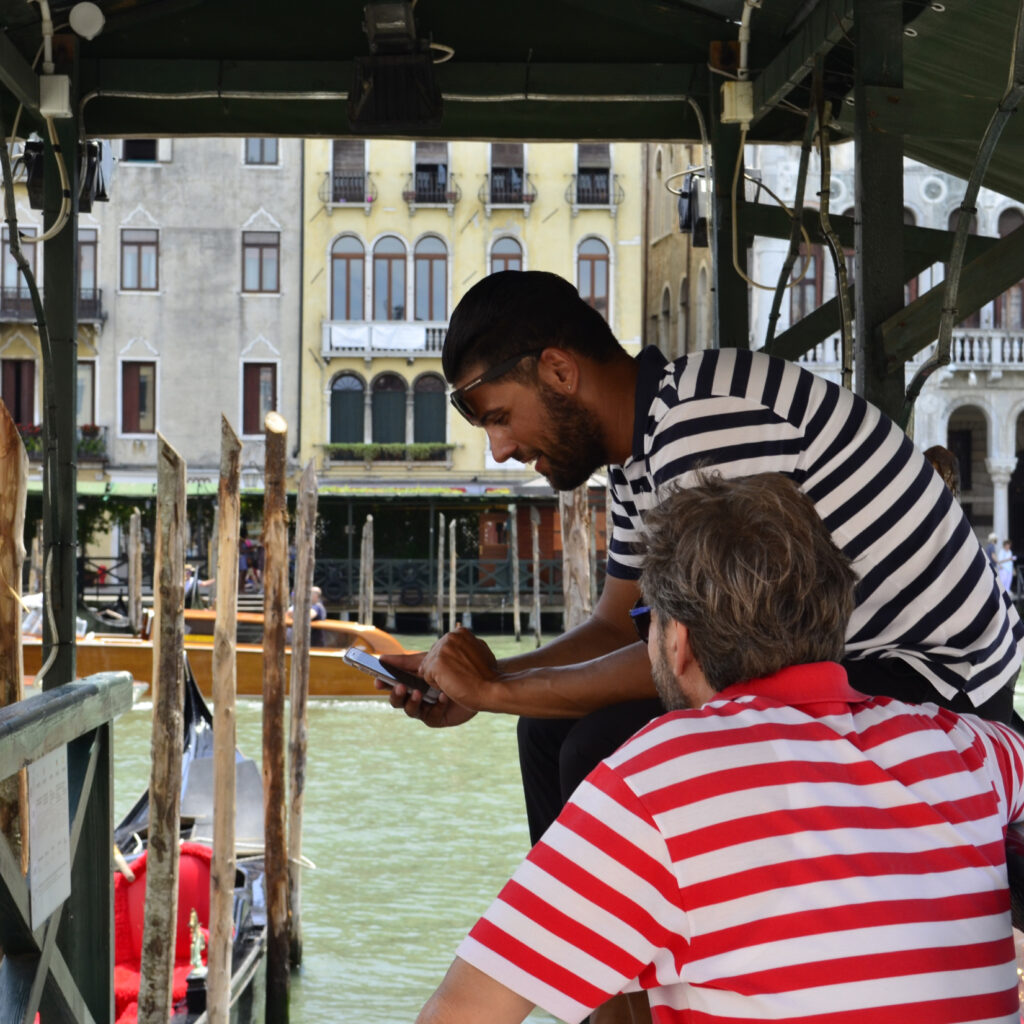 Mies puhelimella Italialaisessa maisemassa.