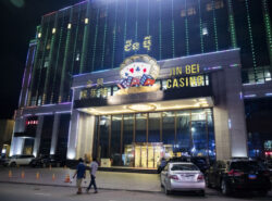 Kasinon ovi Kambodzan Sihanoukvillessä.