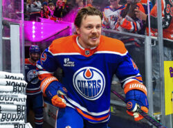 Edmonton Oilersin Kasperi Kapanen (#42) astuu jäälle lämmittelyyn ennen ottelua Carolina Hurricanesia vastaan Rogers Placessa 6. maaliskuuta 2026 Edmontonissa, Albertassa, Kanadassa. Paidassa näkyy PlayAlberta rahapelilogo.