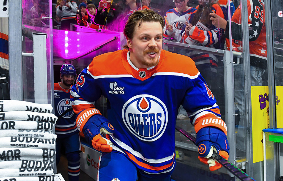 Edmonton Oilersin Kasperi Kapanen (#42) astuu jäälle lämmittelyyn ennen ottelua Carolina Hurricanesia vastaan Rogers Placessa 6. maaliskuuta 2026 Edmontonissa, Albertassa, Kanadassa. Paidassa näkyy PlayAlberta rahapelilogo.