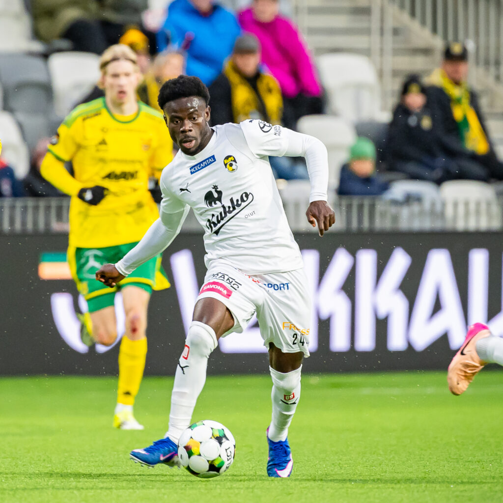 Bob Nii Armah kuljettaa palloa.