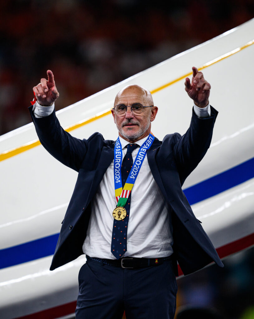 Valmentaja hurraa EM-kulta kaulassaan.