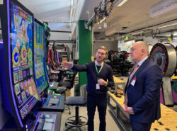 Ukrainan suurlähettiläs Suomeen Mykhailo Vidoinyk tutustumassa Pafin rahapelikonetuotantoon.